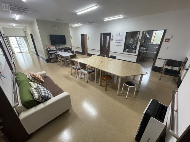 共有スペースの様子 ダイニングルーム ゆったりとしたソファやテーブルが配置された共有スペースです。自由な時間を快適にお過ごしいただける環境が整っています。