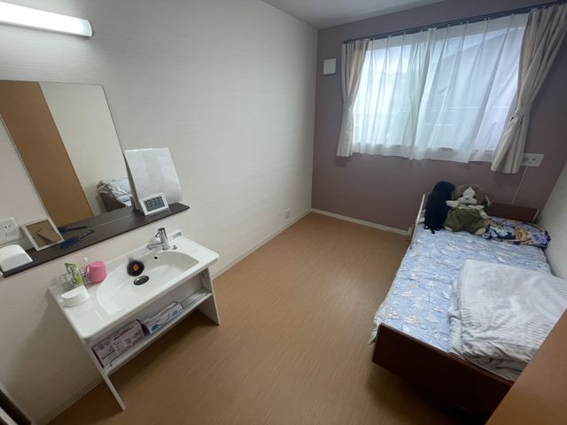 快適な雰囲気の居室 居室 清潔感のある個室で、室内にはベッドと洗面台が備えられ、個人のスペースが確保されています。