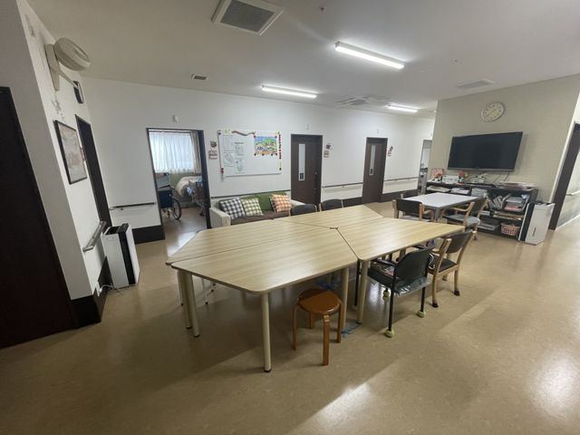 共有スペースの様子 ダイニングルーム ゆったりとしたテーブルが並ぶダイニングルーム。掲示物もあり、コミュニケーションも楽しめます。