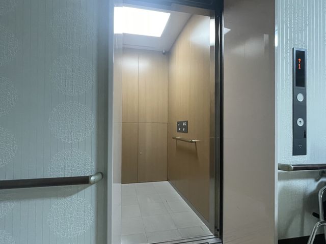 広々としたエレベーター空間 エレベーター 手すりが設置された広々としたエレベーターがあり、安全かつ快適にご移動いただけます。