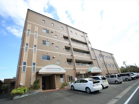 ゆったりとしたエントランスの建物