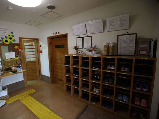 エントランスの靴箱と掲示物