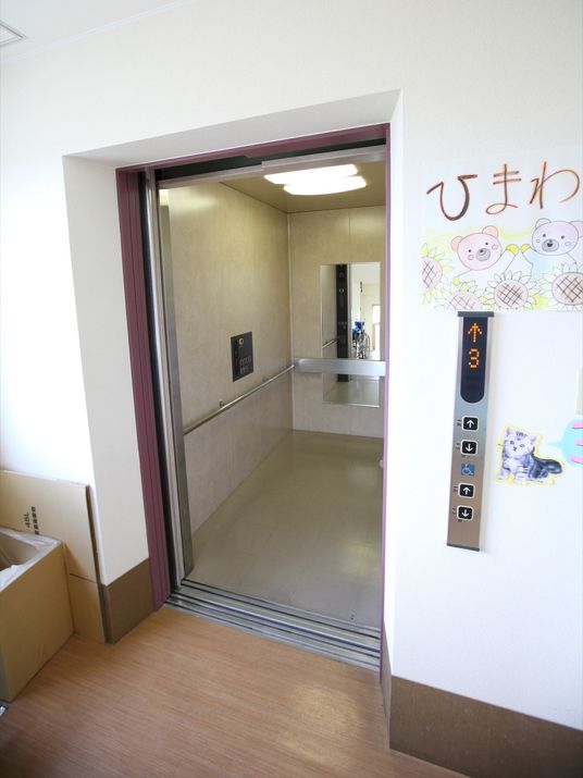 明るいエレベーター