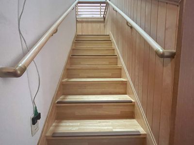 手すり付き木製階段