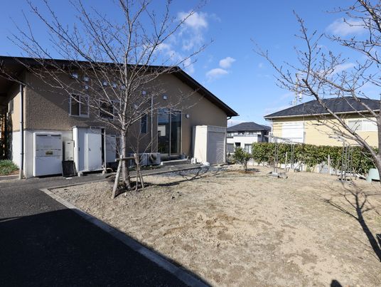 庭付き施設外観