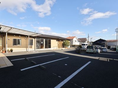 明るい日差しの外観