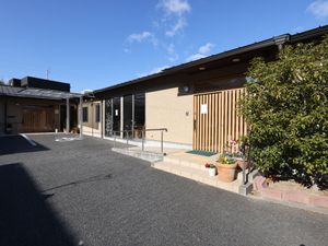 明るい外観の施設入口