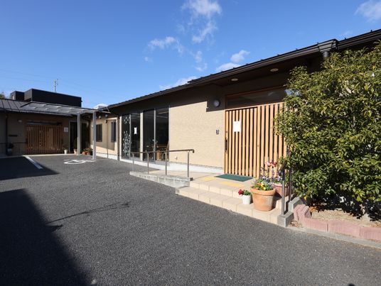 明るい外観の施設入口