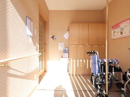 廊下とロッカーのある空間