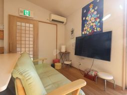 暖色系の明るいリビング