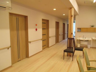 明るい廊下の一角