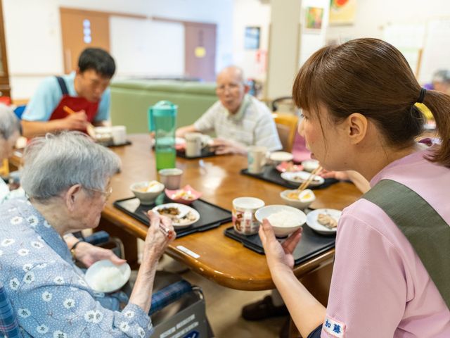 スタッフの介助食堂 食堂 ご入居者とのコミュニケーションを大切にした食事の介助を行っています。温かな接客ができる方をお待ちしています。