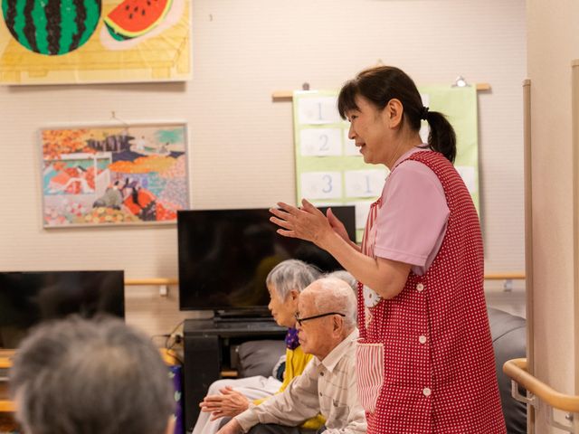 活気あるレクリエーション多目的室 多目的室 明るい多目的室で毎日のレクリエーションを支えるスタッフを求めています。笑顔あふれるやりがいのある職場です。