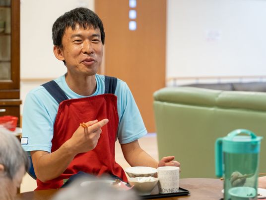 スタッフの笑顔と配膳