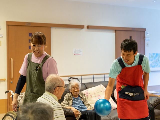 笑顔で接するスタッフの居室 居室 笑顔溢れる居室で、利用者と共に充実した時間を過ごすやりがいのあるお仕事です。