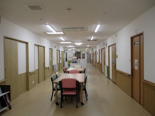 明るい廊下の風景