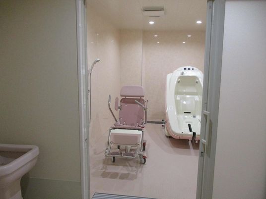 機能的な介護用浴室