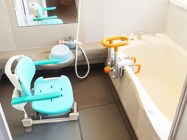入浴設備の様子 浴室 手すりとシャワーチェアが備え付けられた、安全に配慮された入浴スペースです。