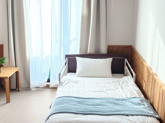 自然光が入る居室 居室 広々としたベッド周りは、リラックスに最適な明るい空間です。自然光が心地よく差し込みます。