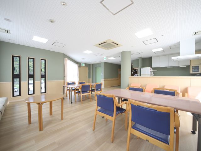 優しい光が入る居室 居室 広々とした空間で、窓から優しい自然光が差し込み、快適に過ごせる環境が整っています。