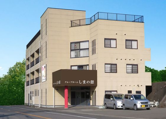 駐車場付きの建物外観