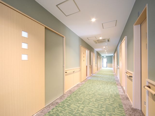 安らぎのある廊下 廊下 自然光が差し込む明るい廊下です。手すりが設置され、安全に配慮されています。