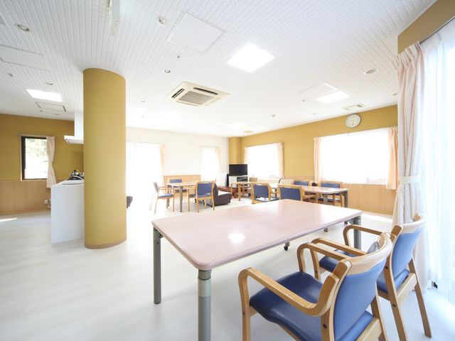 柔らかな光の差し込む室内 ラウンジ 広々としたラウンジは、自然光が溢れる明るい空間です。リラックスしながら交流が楽しめます。