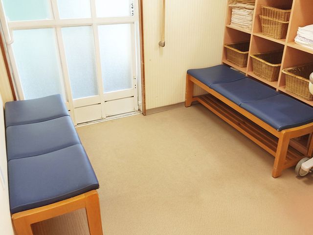 広々とした休憩室 休憩室 自然光が優しく差し込む休憩スペースです。座り心地の良い椅子でゆったり過ごせます。