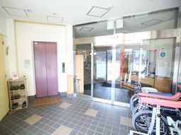 エントランスの明るい風景