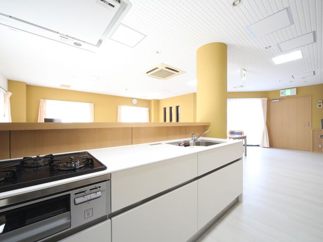 開放感のあるキッチン キッチン 広々としたスペースで、効率的に作業を進められます。自然光が差し込み、明るく爽やかな環境です。