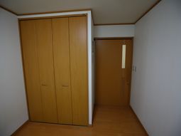 清潔な居室のクローゼット