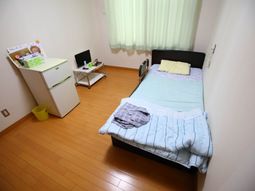 シンプルな居室の様子