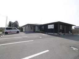 広々とした敷地の建物外観