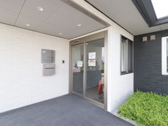 入口付近の建物外観