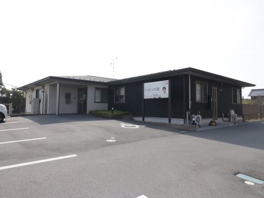 施設の外観と駐車場