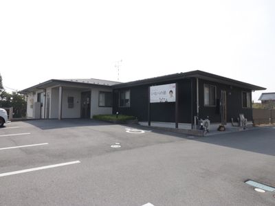 施設の外観と駐車場