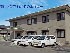 施設の外観と駐車場  