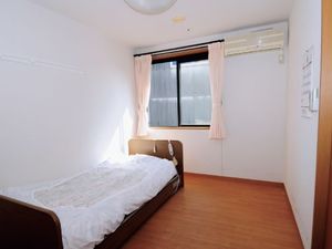明るい個室の居室  