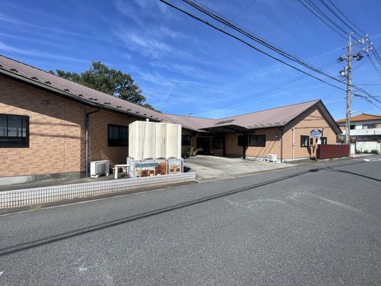 広めの建物外観