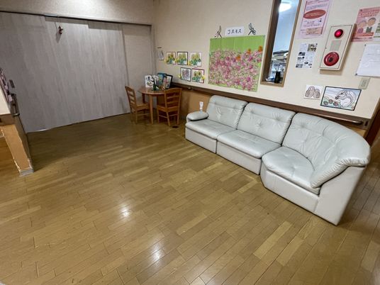 落ち着いた色調のソファラウンジ