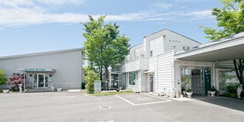 白い建物の外観