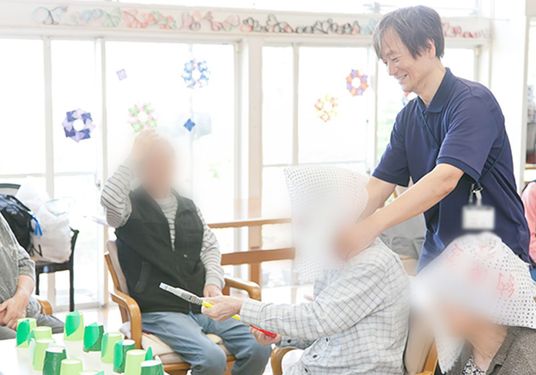 笑顔の交流が見える室内