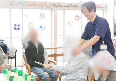 笑顔の交流が見える室内
