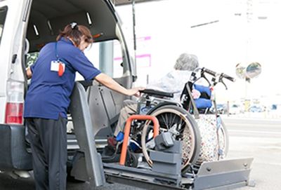 車椅子の乗降サポート