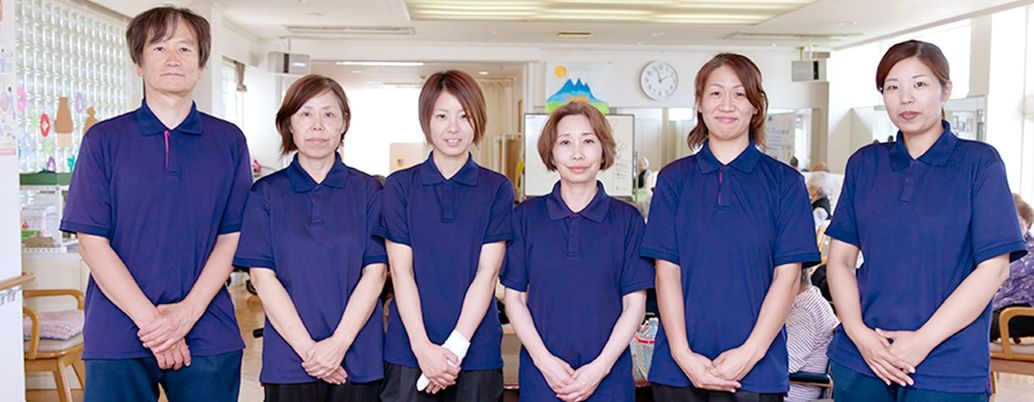 笑顔のスタッフチーム