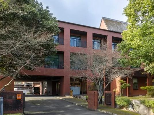 落ち着いた外観の建物  