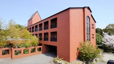 赤い壁の立派な外観