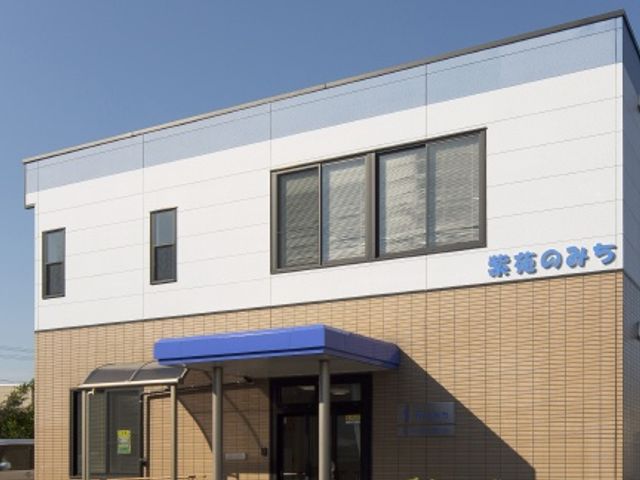 施設の外観 外観 車椅子でもアクセスしやすい、清潔で落ち着いた雰囲気が漂う職場環境です。