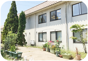 植栽が施された建物外観