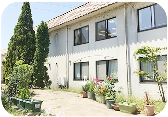 植栽が施された建物外観